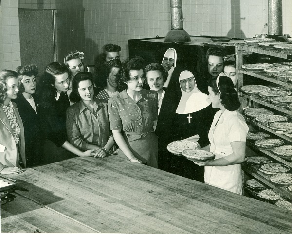 Photo of dietetics students on a field trip at Patterson Field, 1944