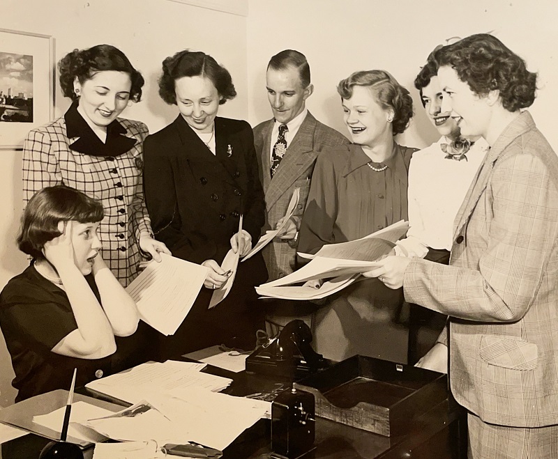 Photo of Erma Bombeck, seated, and her colleagues at the Journal Herald.