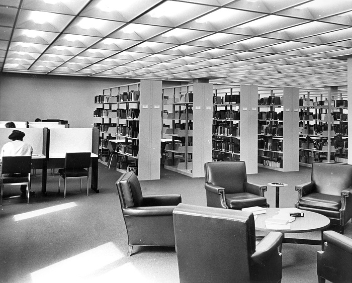 Photo of a reading and studying area of Roesch Library