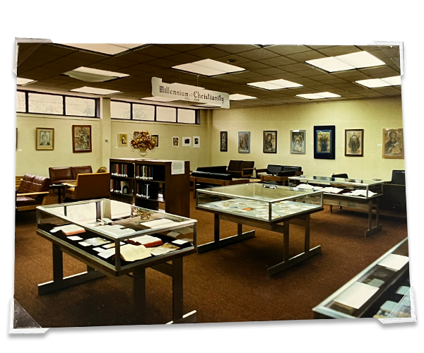 Photograph of gallery space in Roesch Library