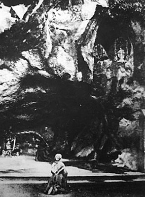 Bernadette Soubirous vor der Grotte von Lourdes auf einem Foto aus dem Jahr 1863