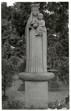 Statue of the apparition at Heede. Mary standing and wearing a crown, holding the Infant Jesus.