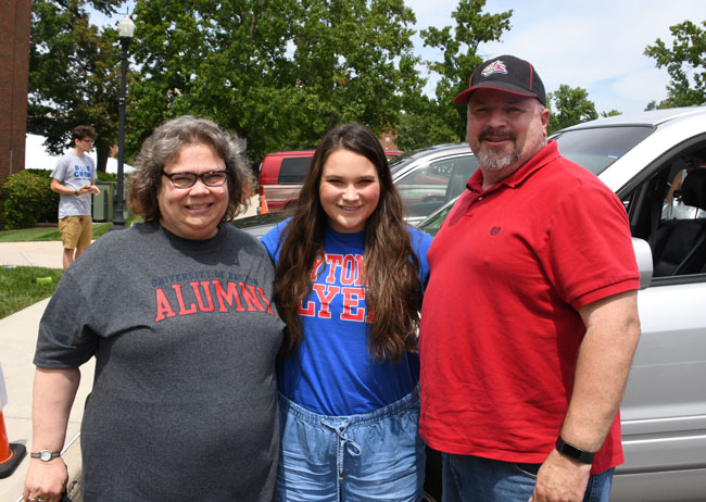 Student with her parents