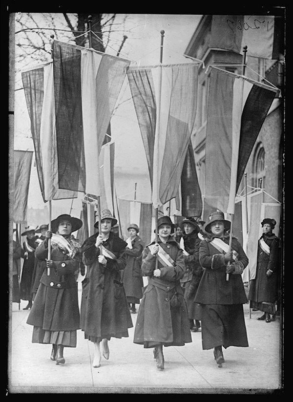 women picket for voting rights