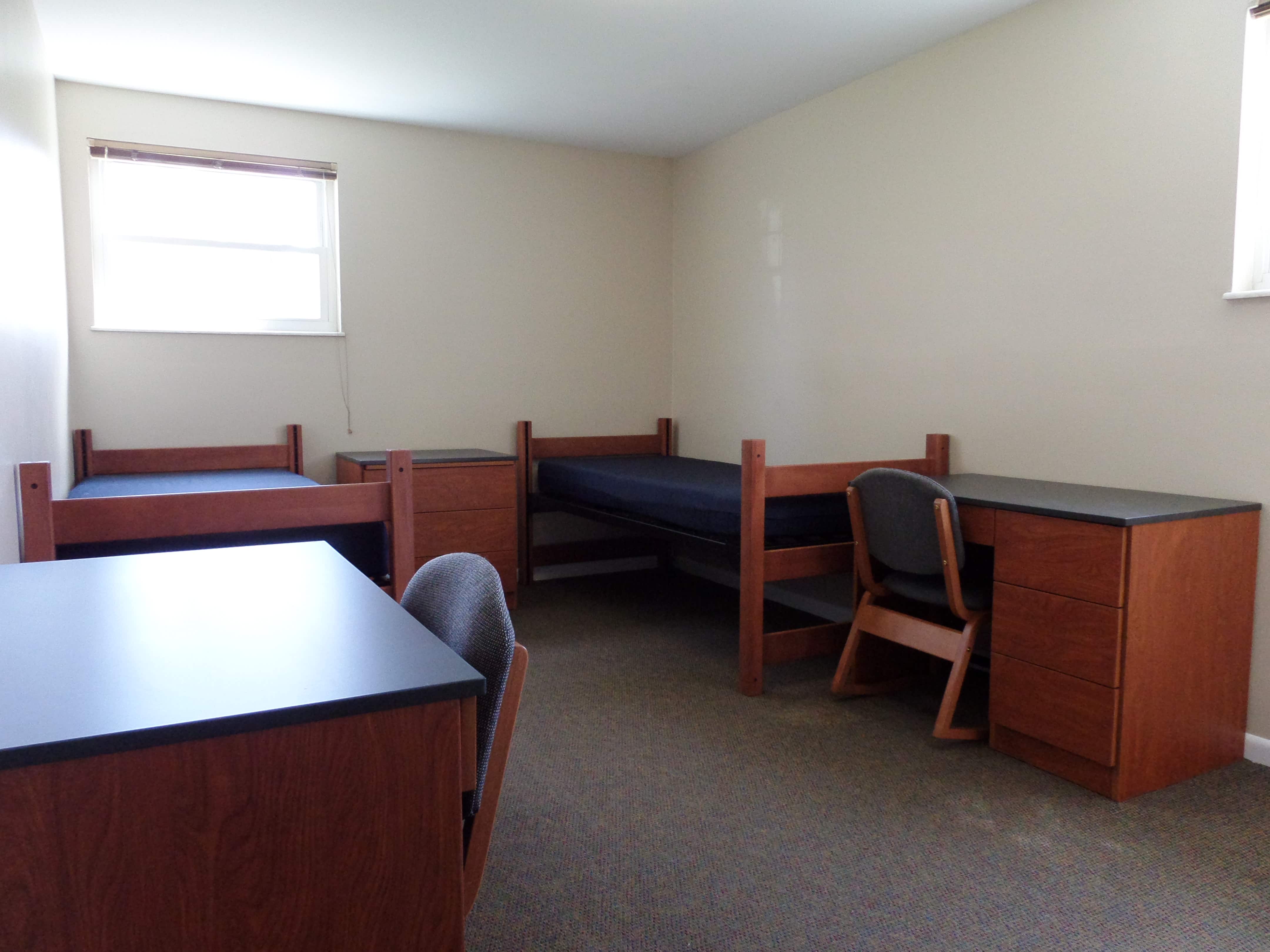 Double room apartment with extra-long twin beds (80”), study table and desk chair